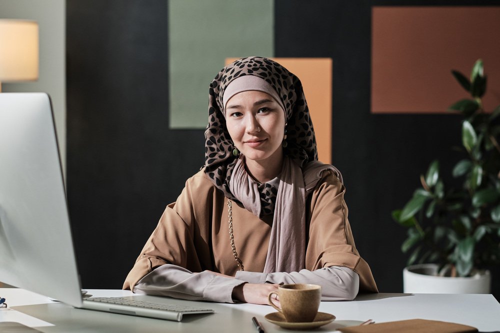 businesswoman sitting at office zjwg2gn.jpg