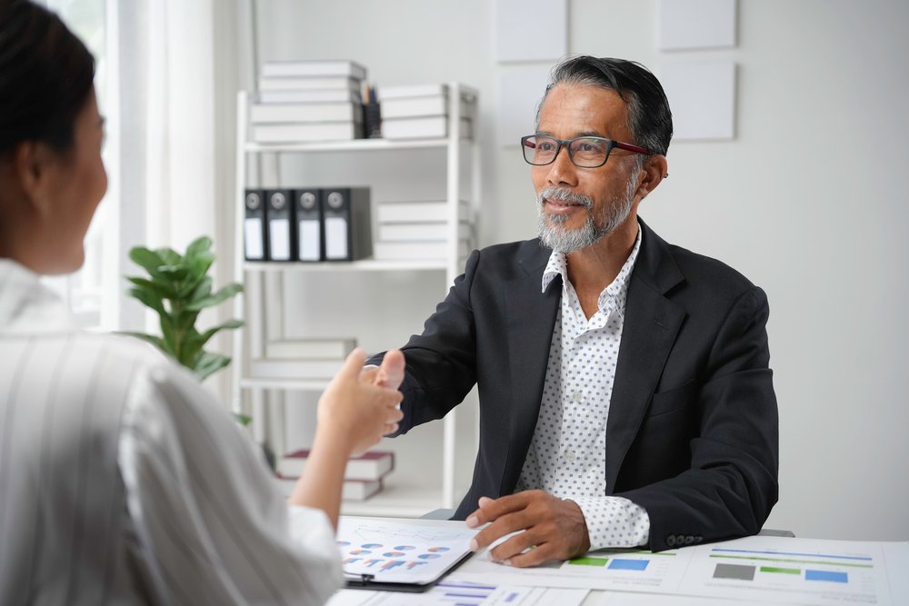 senior manager shaking hands with a young female p hppvjnm.jpg